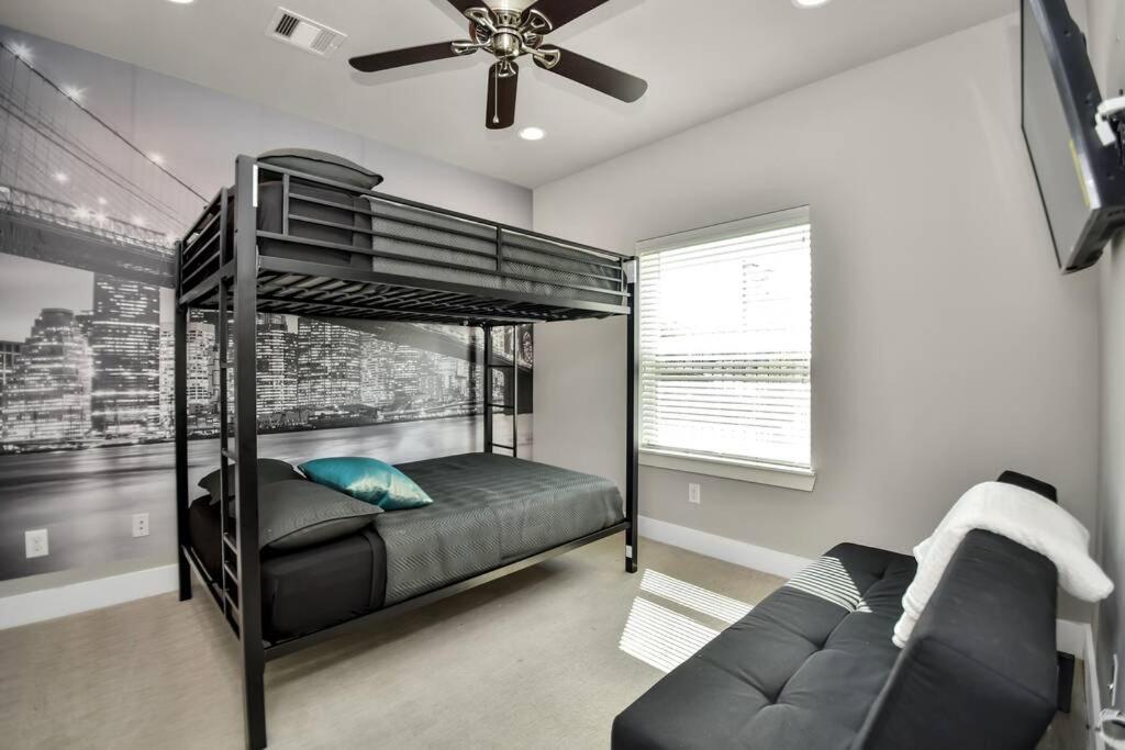 Amazing Rooftop! Downtown Skyline Views!!! Sleeps 15 Х'юстон Екстер'єр фото